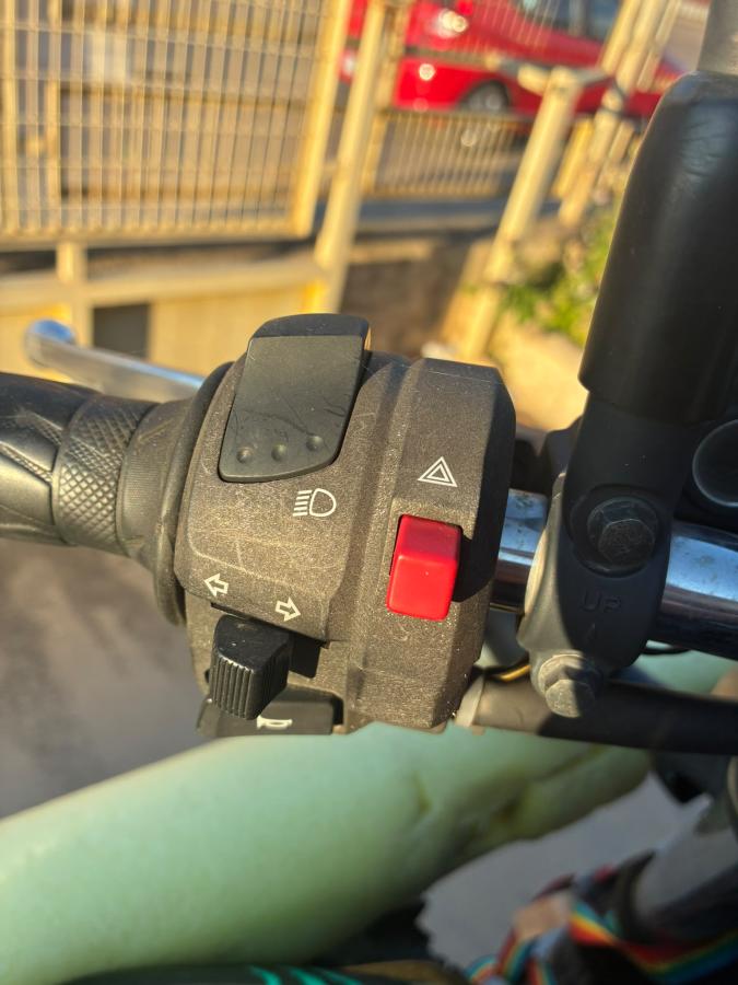 Piña izquierda (conmutador) de Suzuki Bandit 650 2009-2012 (GSF650)