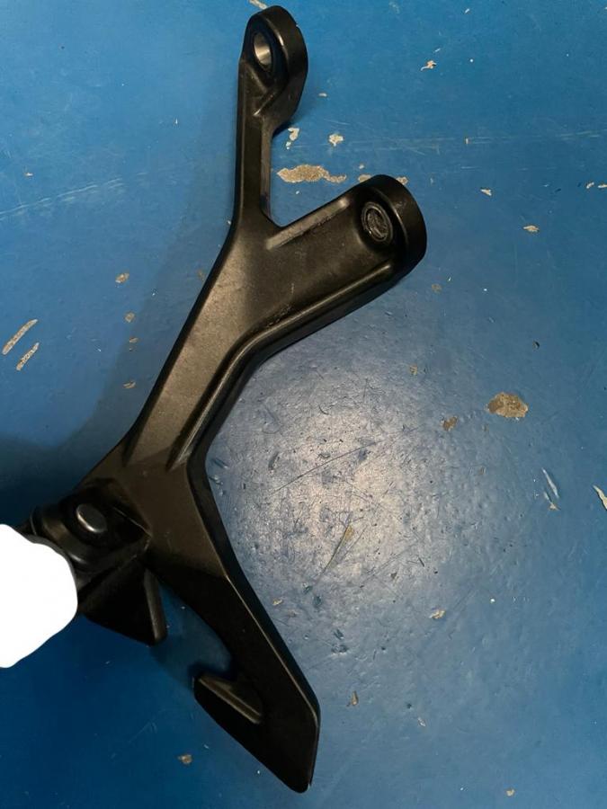 Soporte estribera trasero izquierdo Z 400 Ninja 400