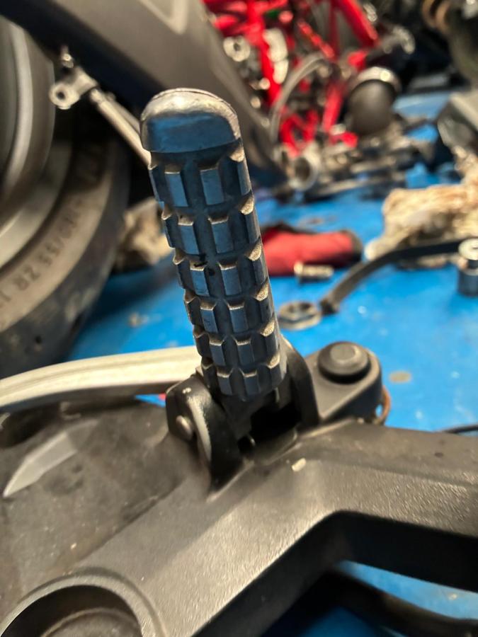 Reposapie delantero derecho de Ducati Monster 696