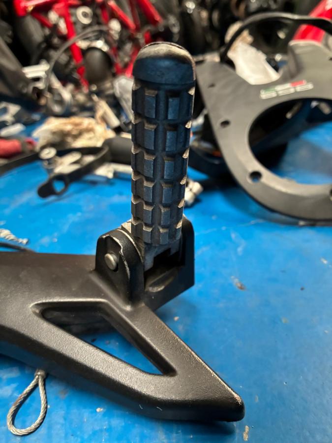 Reposapie trasero derecho de Ducati Monster 696