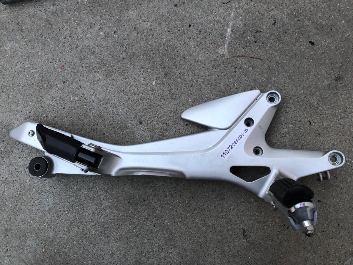 Soporte estribera delantera derecha Honda CBF 600  2004-2007
