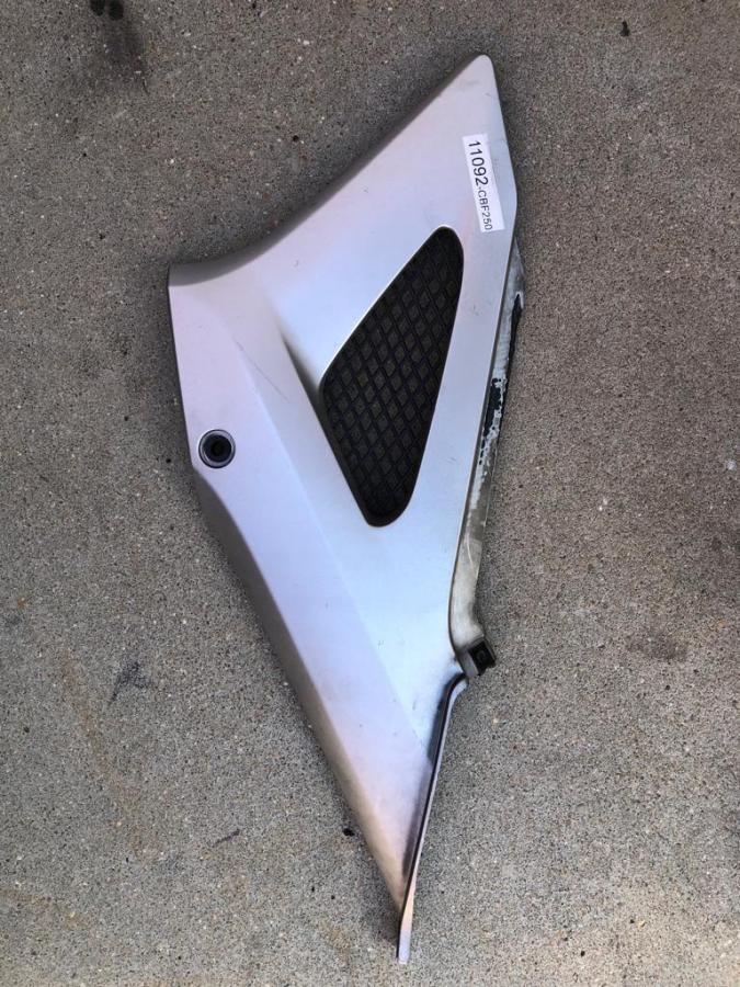 Tapa lateral medio izquierda Honda CBF 250 (CBF250)