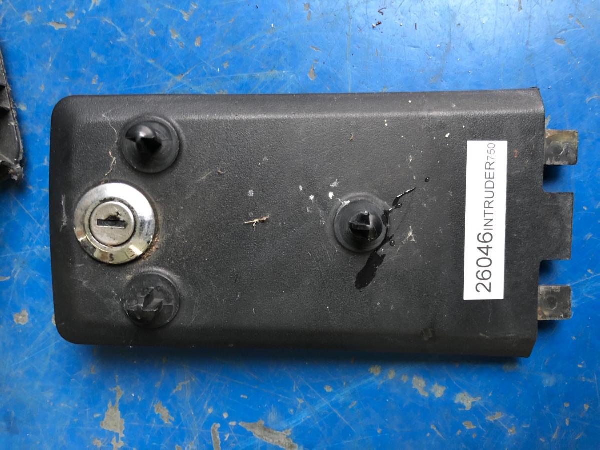 Tapa guantera Intruder 800 trasera
