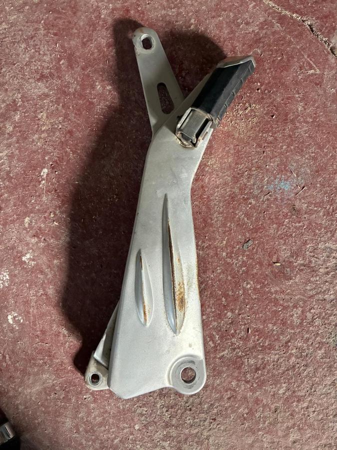 Soporte estribera trasera derecha y reposapie de Yamaha YB 125