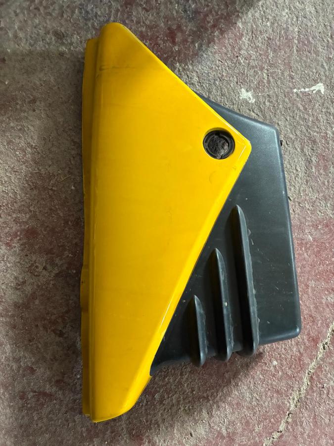 Tapa lateral medio izquierda de Yamaha YB 125
