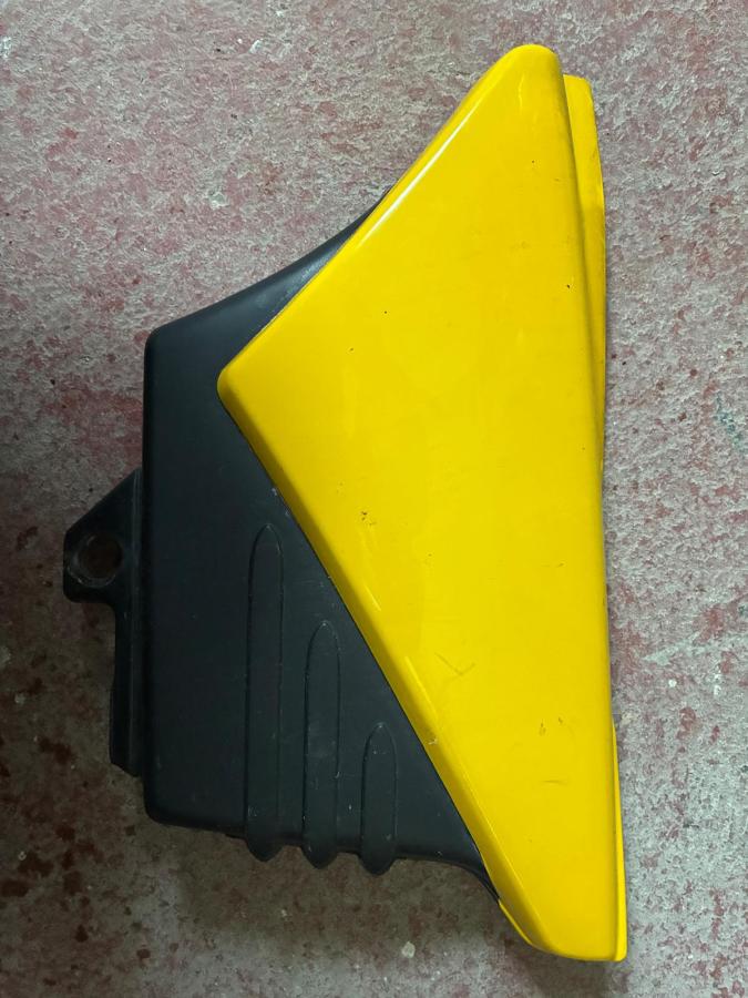 Tapa lateral medio derecha de Yamaha YB 125