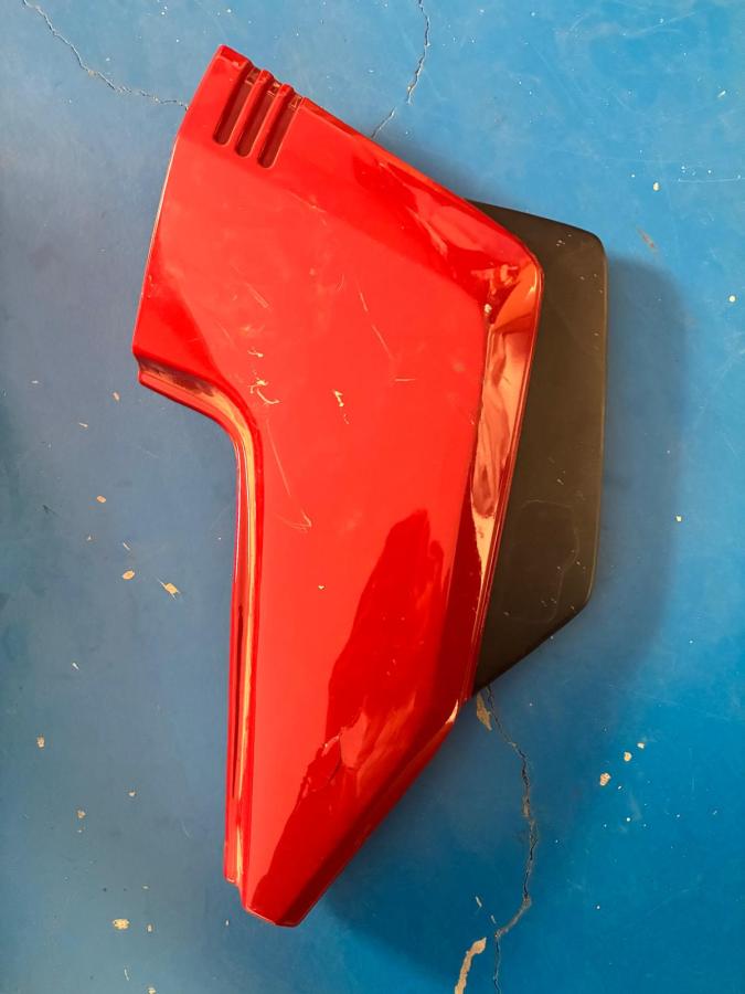 Tapa lateral derecha GS 450