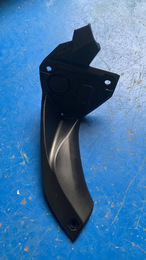 Cubre velocimetro Versys 650 2022-2025 izquierdo
