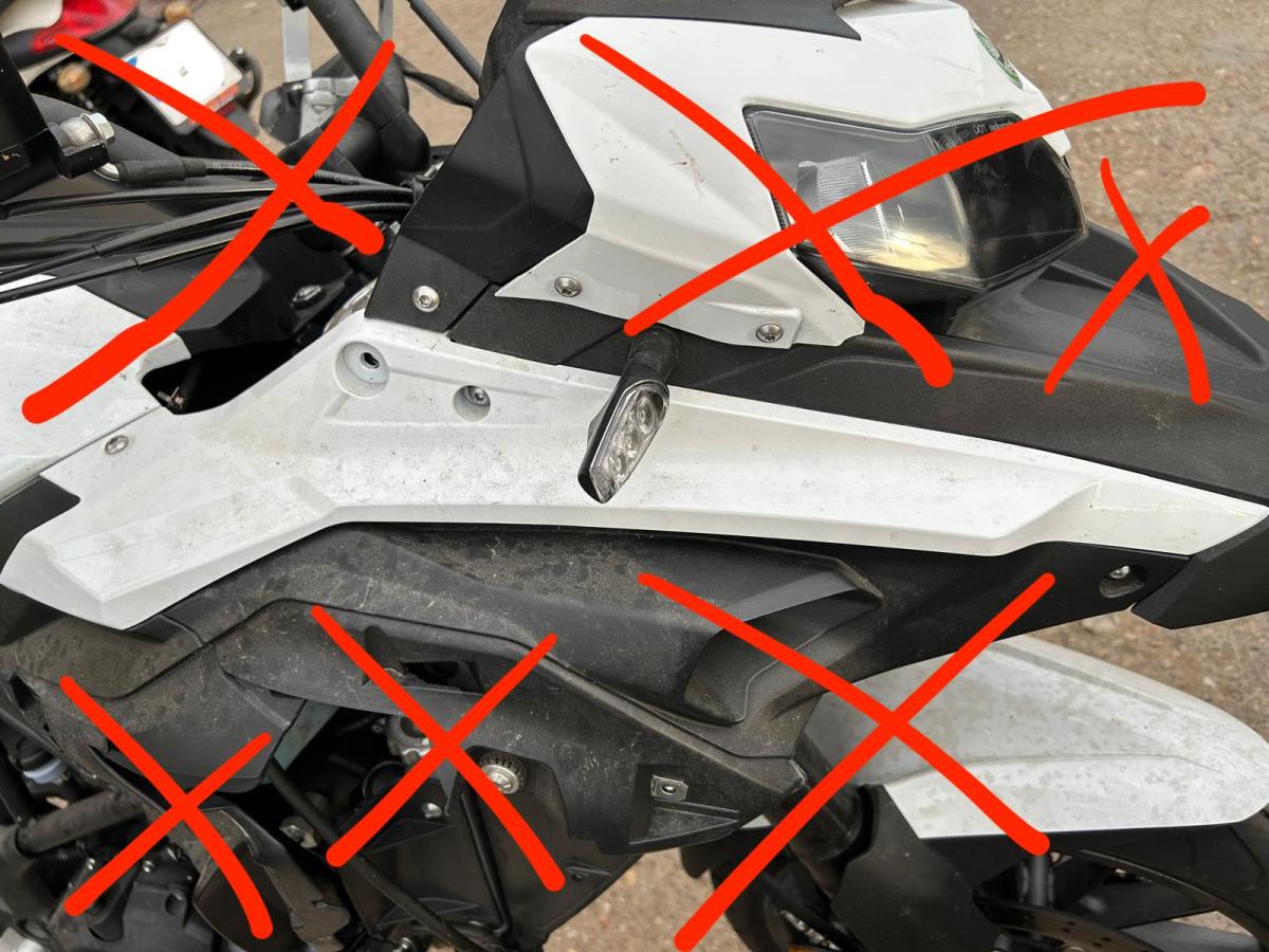 Lateral derecho TRK 502 Benelli blanco