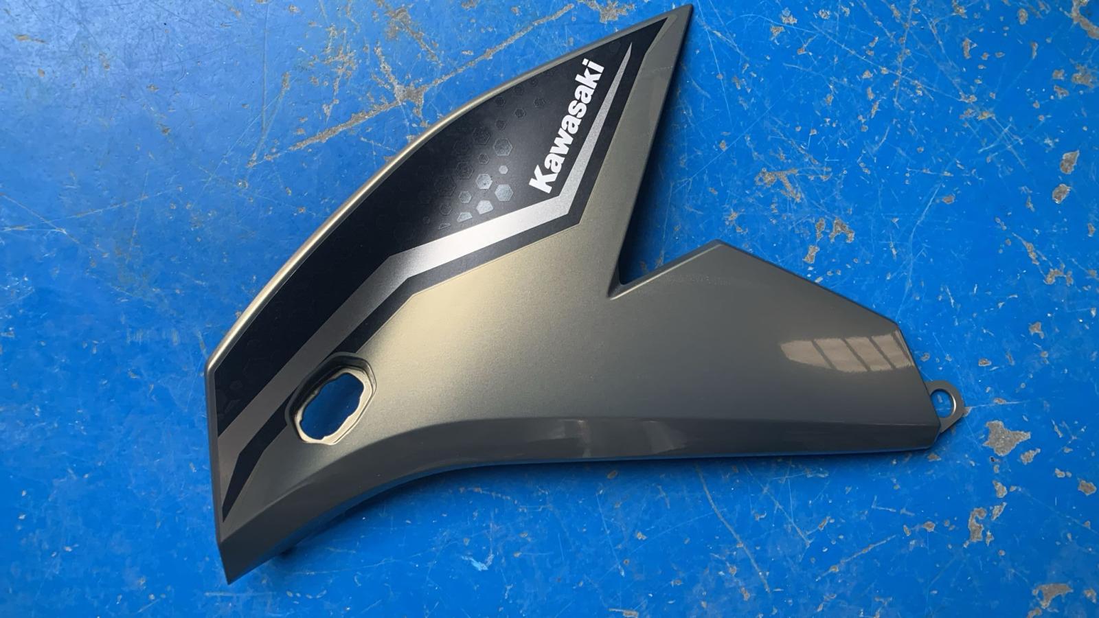 Lateral izquierdo Versys 650 2022-2025 radiador