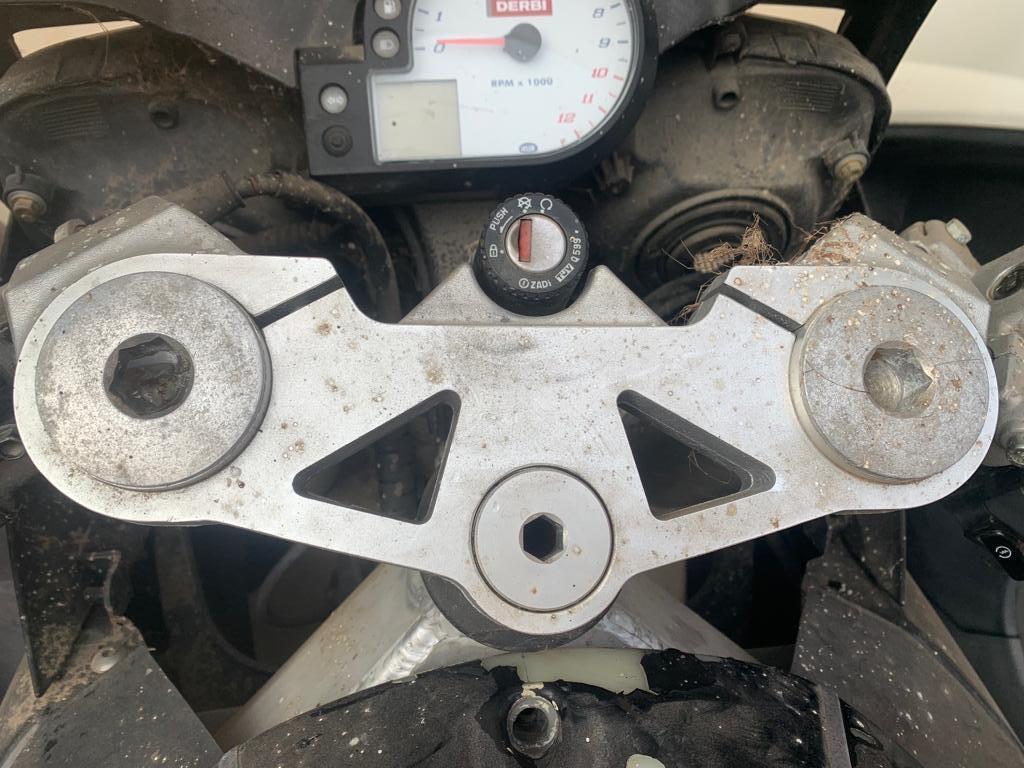 Tija superior Derbi GPR 50 + tornillo