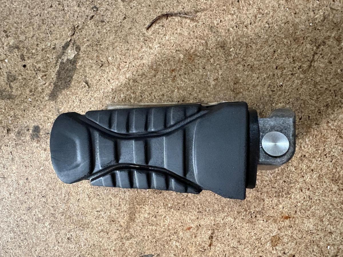 Reposapie trasero R 1250 GS izquierdo BMW