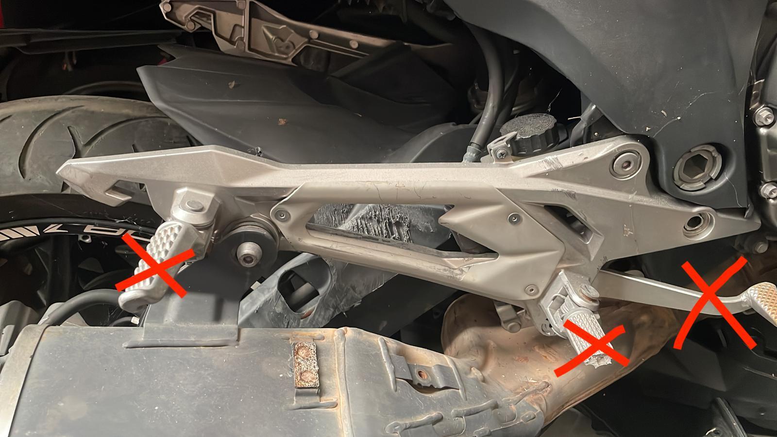 Soporte estribera derecho Z 800
