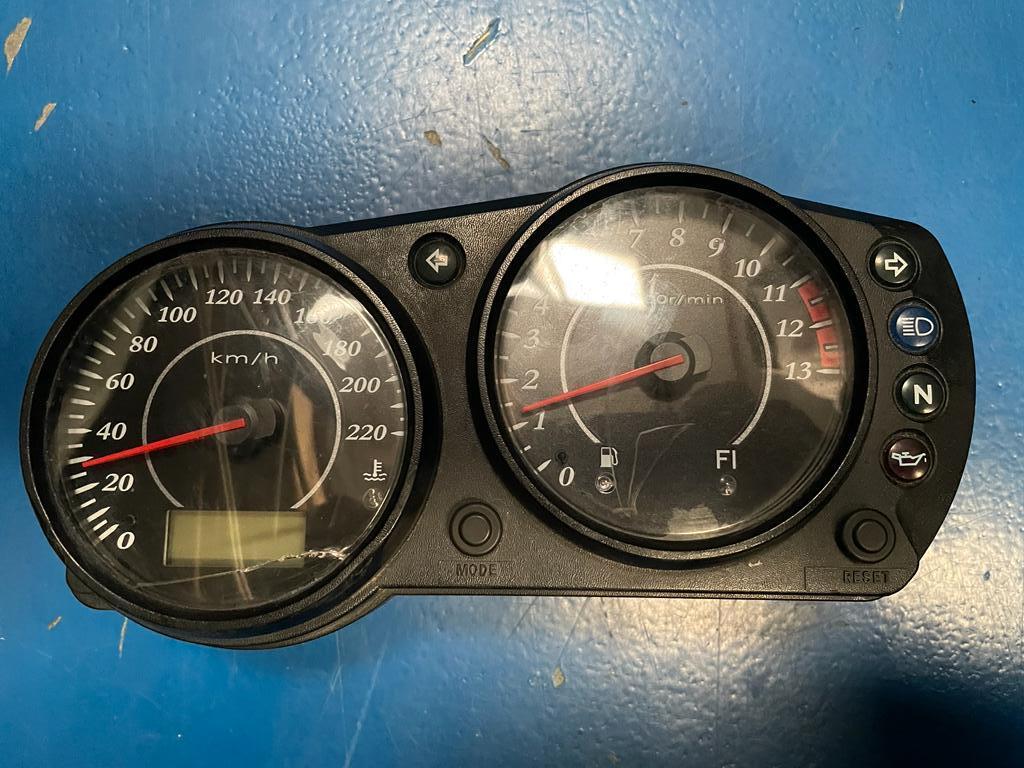 Velocimetro ER6 F 2006-2008 tacometro CARCASA ROTA