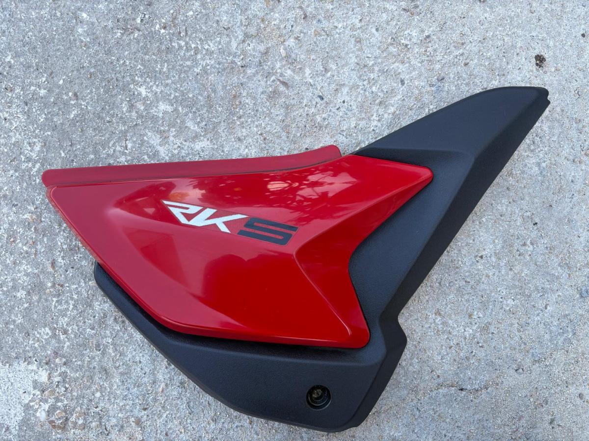 Lateral derecho RKS 125 Keeway asiento