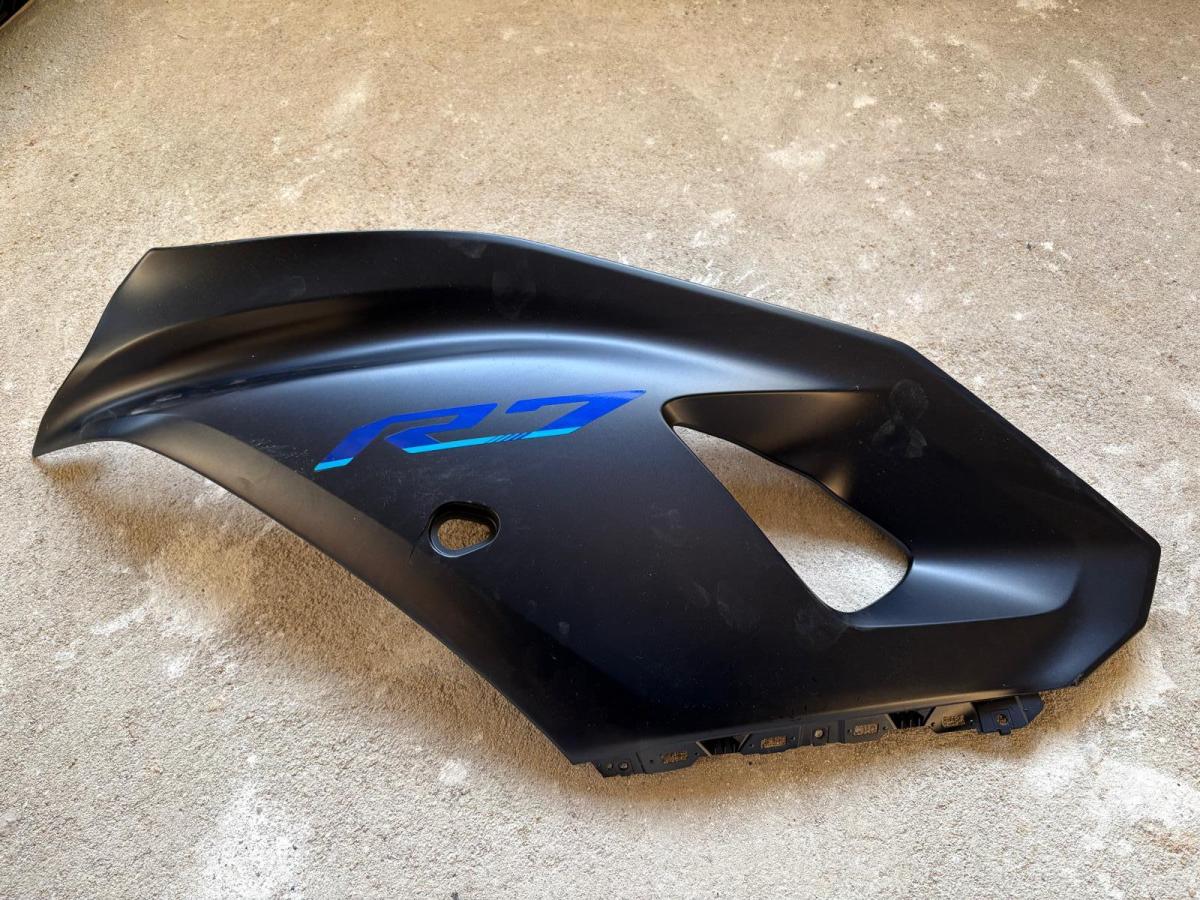 Lateral izquierdo R7 Yamaha DESPERFECTO