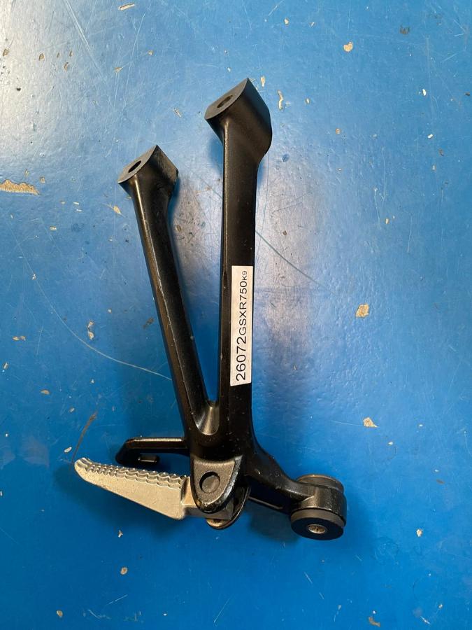 Soporte estribera trasero GSXR K8 K9 L0 GSX-R derecho