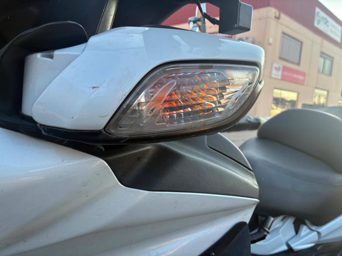 Espejo izquierdo de Suzuki Burgman 650 2016