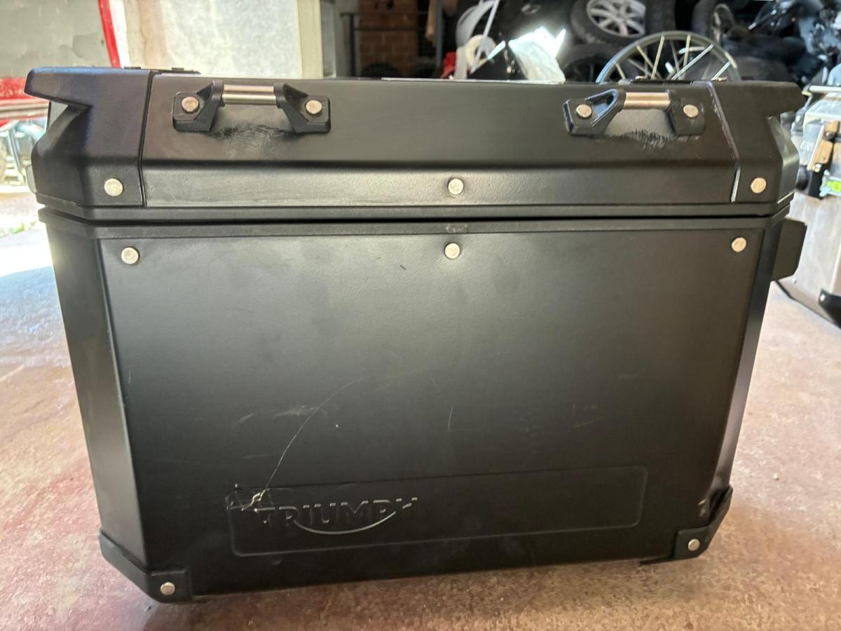 9902 2501 TRIUMPH MALETA NEGRA L  (4)