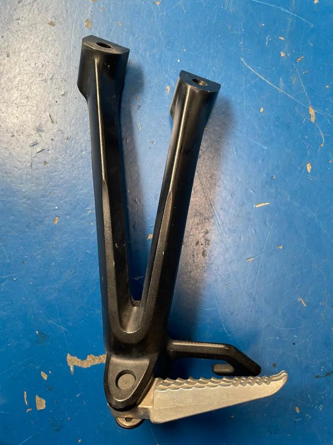 Soporte estribera trasero GSXR 600 750 K8 K9 L0 izquierdo