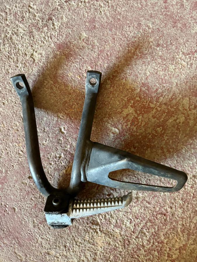 Soporte izquierdo XT 660 R trasero REPOSAPIES DE REGALO