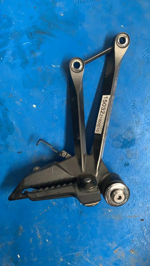 Soporte estribera trasera derecha Z1000