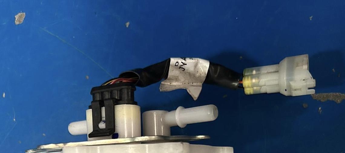 Conector bomba Duke 125 2021 gasolina