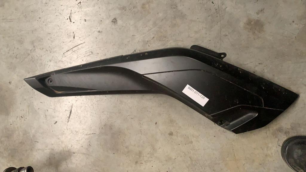 Boomerang lateral izquierdo XMax 2015