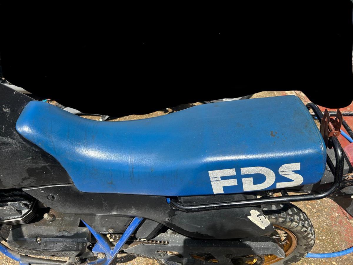 Asiento Derbi FDS azul desperfecto