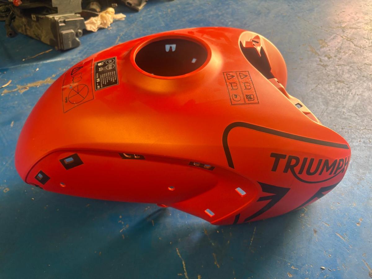 Cubredeposito Triumph Trident 660 cubre deposito MotoRecuperados