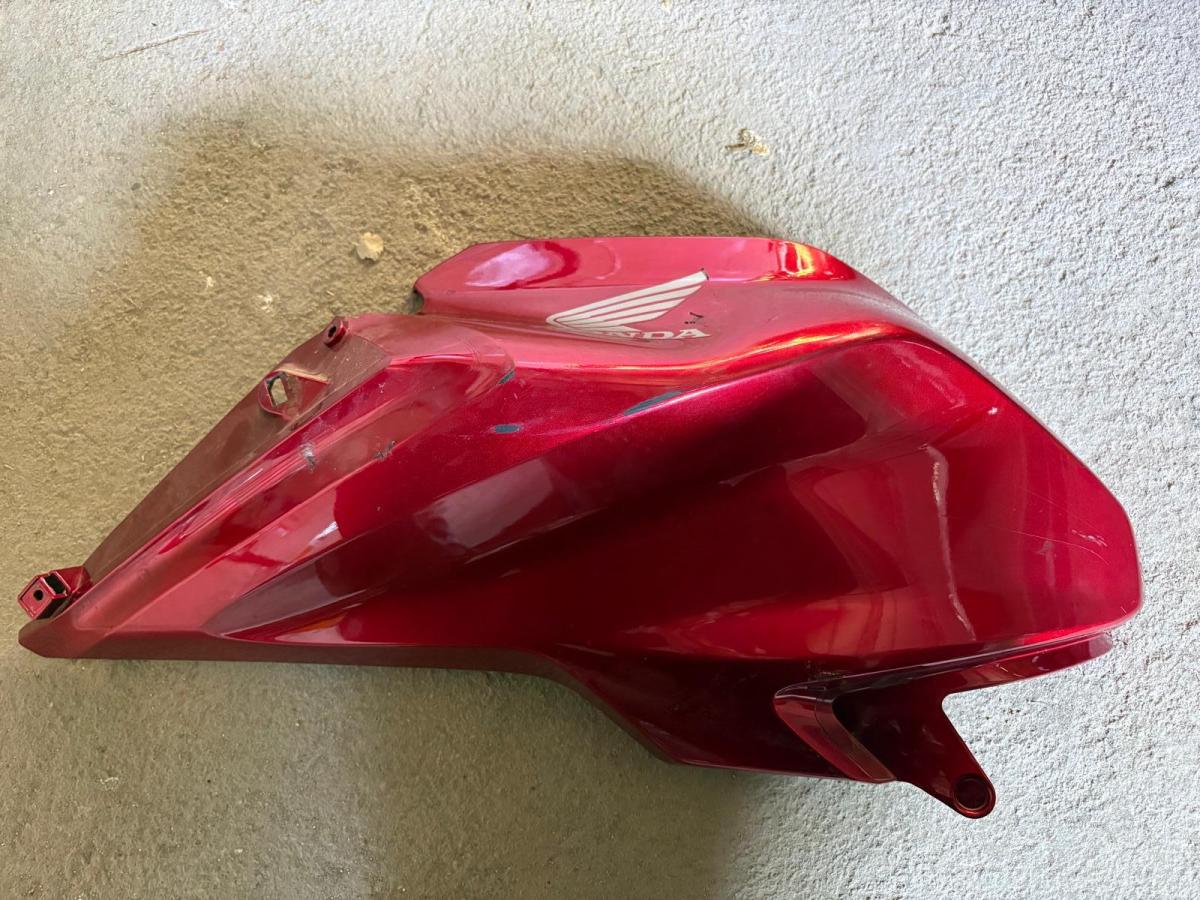 Lateral izquierdo CB 125 R deposito Honda