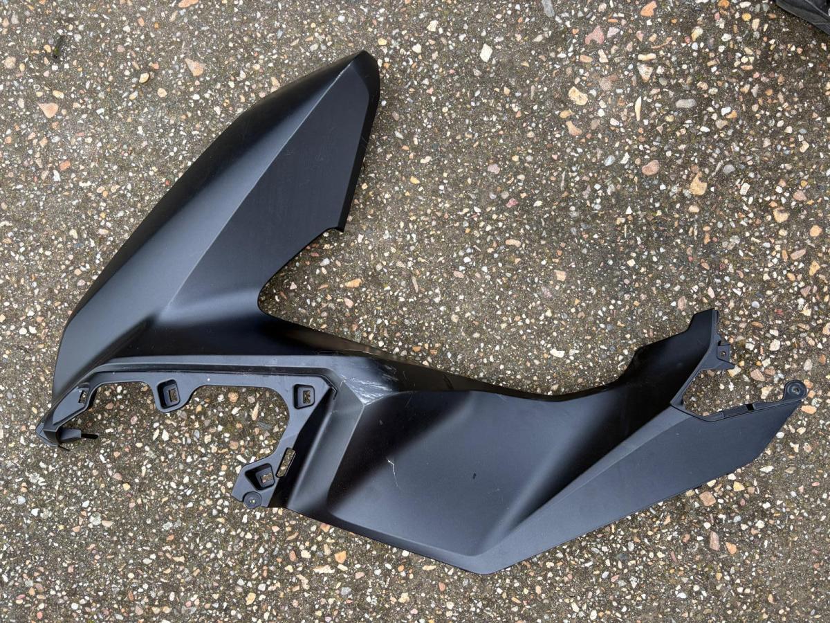 Lateral izquierdo PCX 125 2025 REPARAR