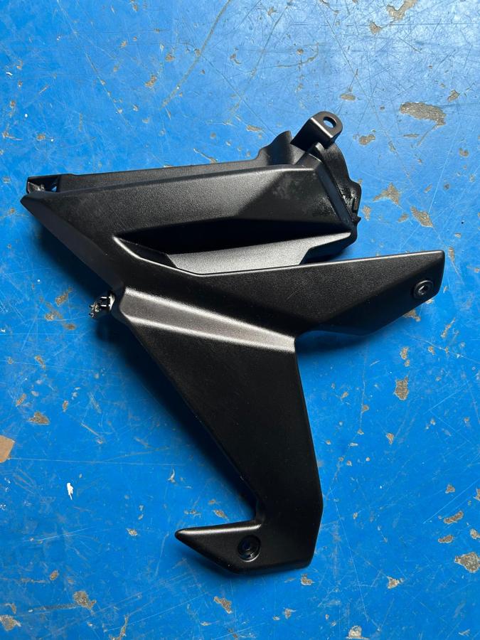 Cubre cupula Versys 650 2022-2025 izquierdo