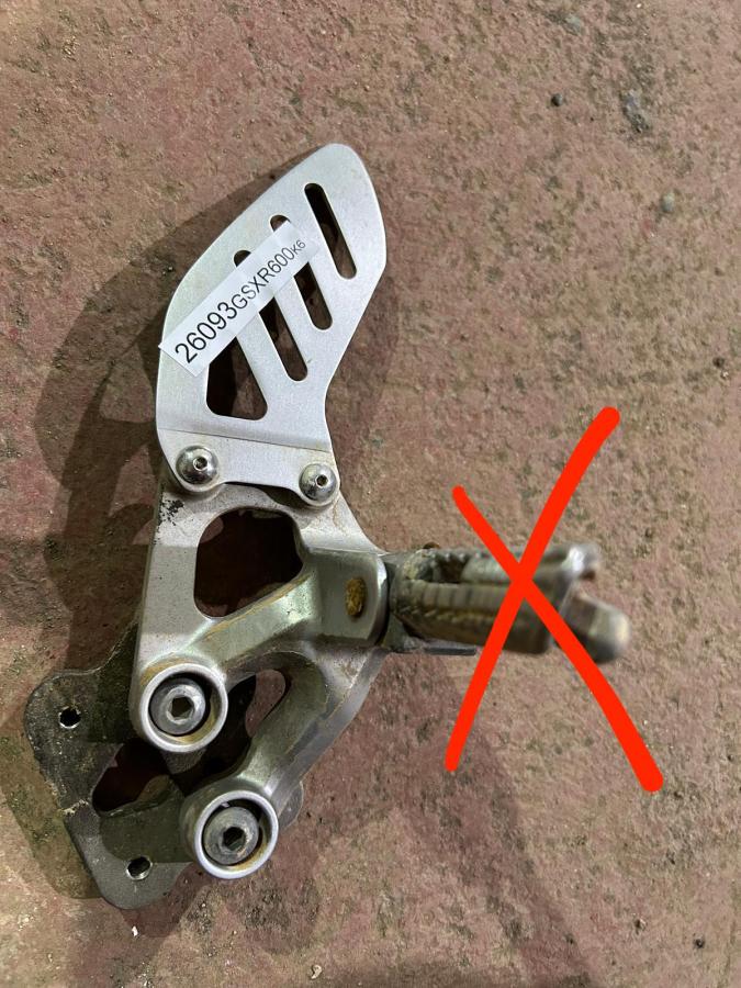 Soporte estribera GSXR 600 750 K6 K7 2006 2007 izquierdo