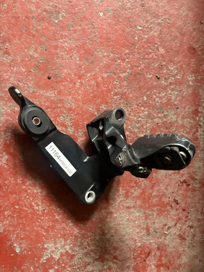 Soporte estribera Africa Twin 1000 CRF derecho con apoyapie