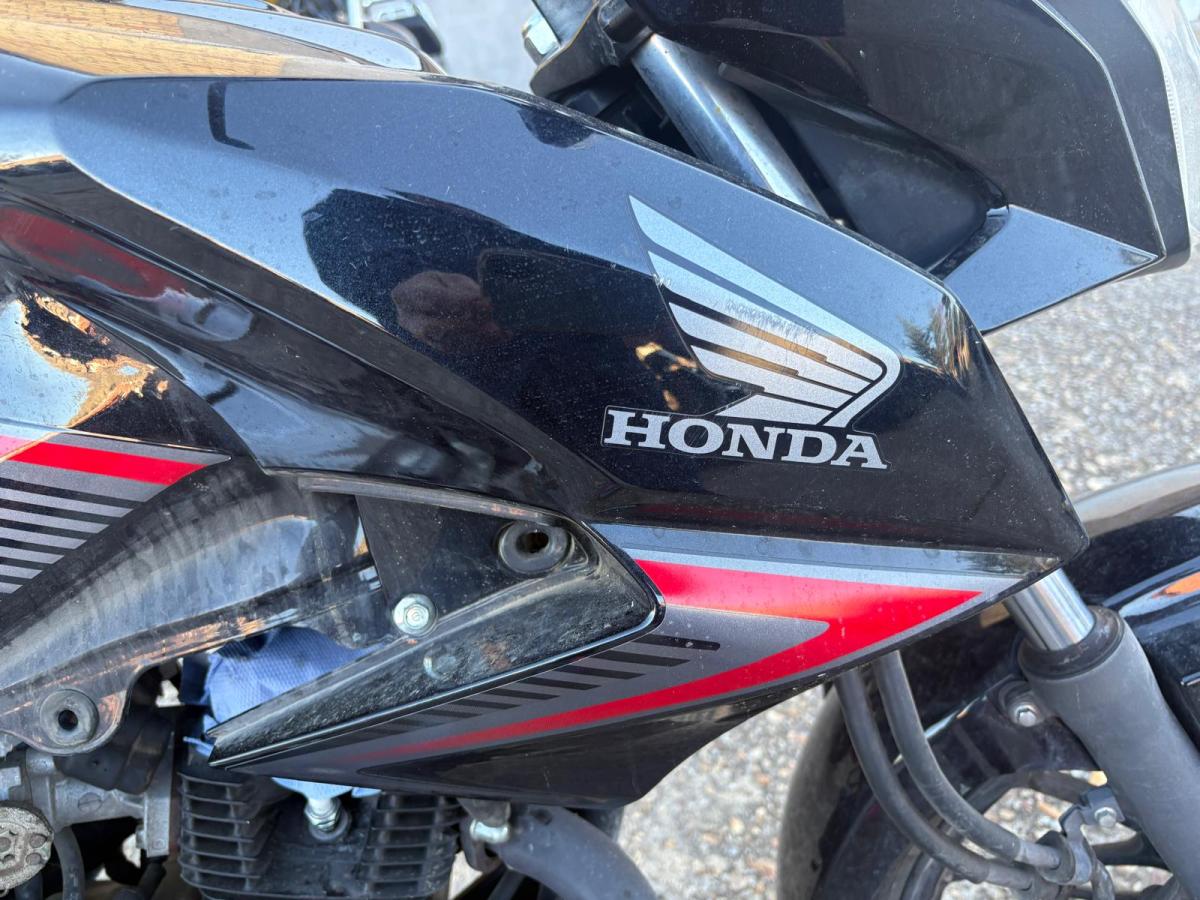 Lateral derecho CB 125 F 2018 delantero