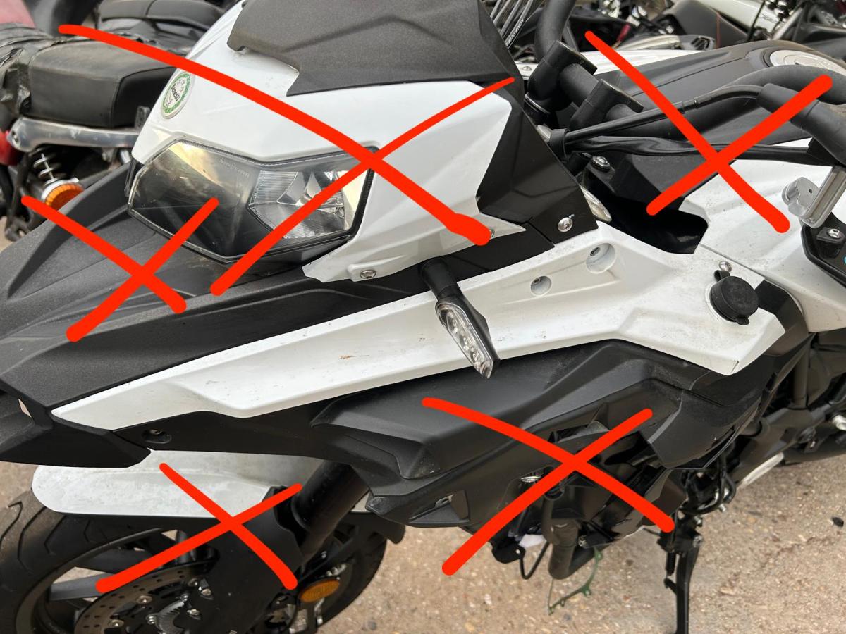 Lateral izquierdo TRK 502 Benelli blanco