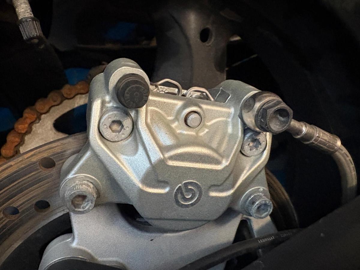 Pinza trasera Monster 696 trasera Brembo