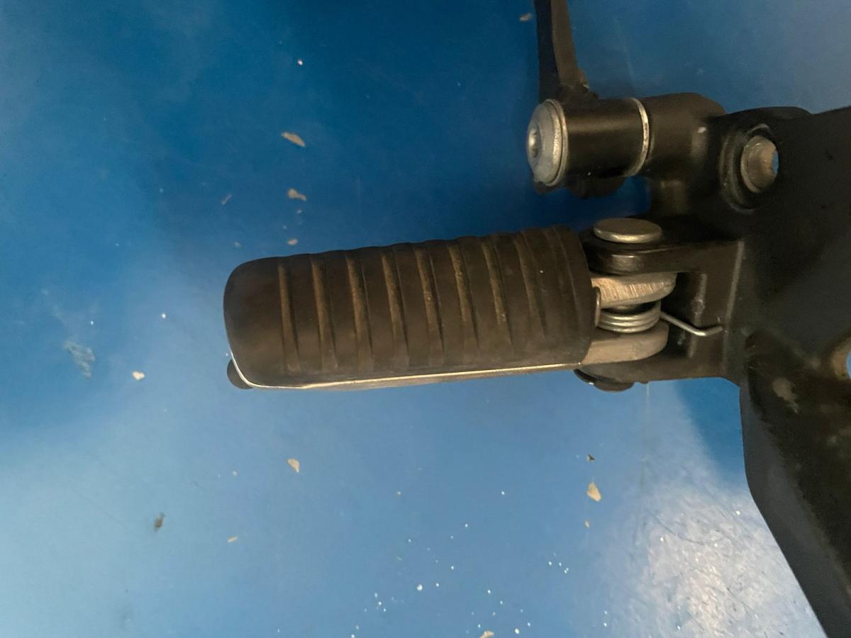 Reposapie delantero Ninja 250 izquierdo