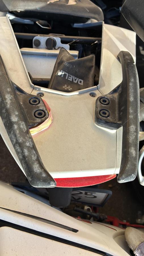 Colin tapa cierre Daelim Roadwin R 125
