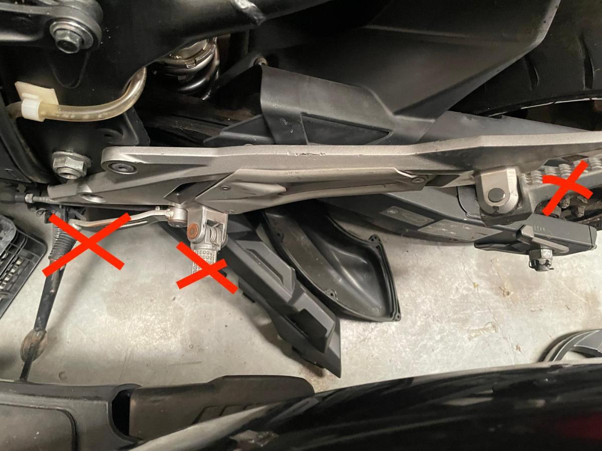 Soporte estribera izquierdo Z 800 SIN REPOSAPIES MotoRecuperados
