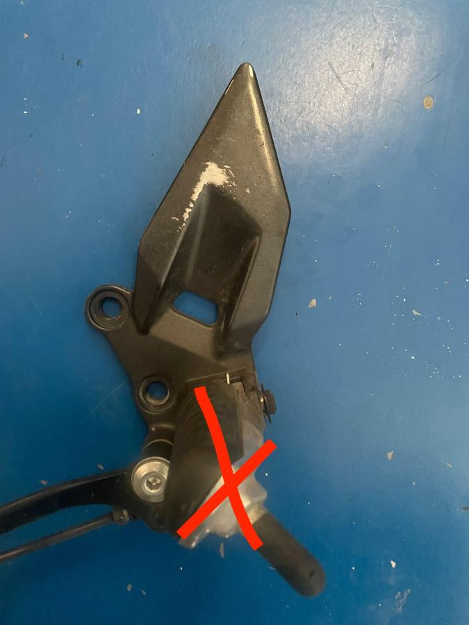 Soporte estribera izquierdo Ninja 250
