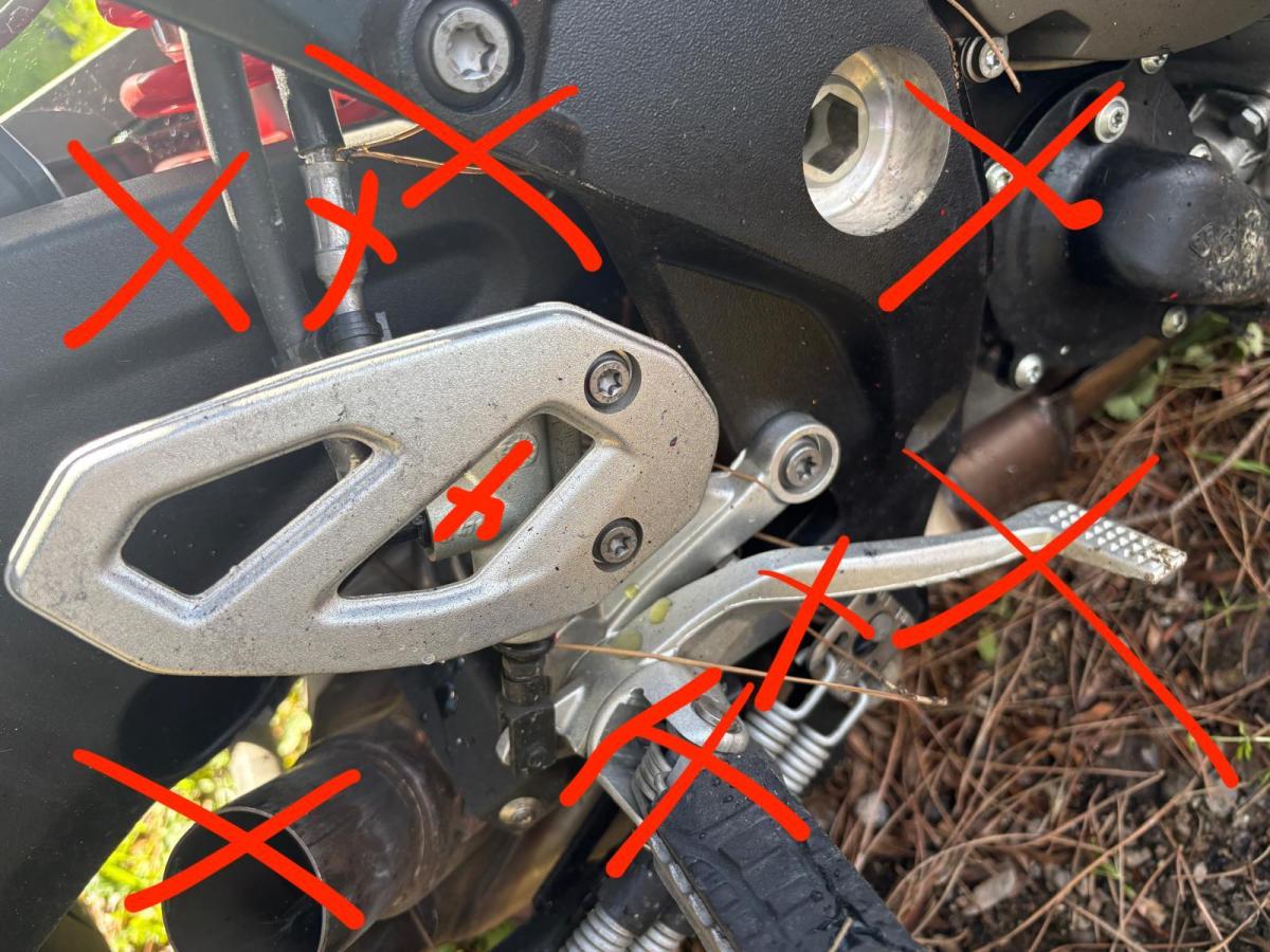 Soporte estribera delantero S 1000 XR 2017 derecho