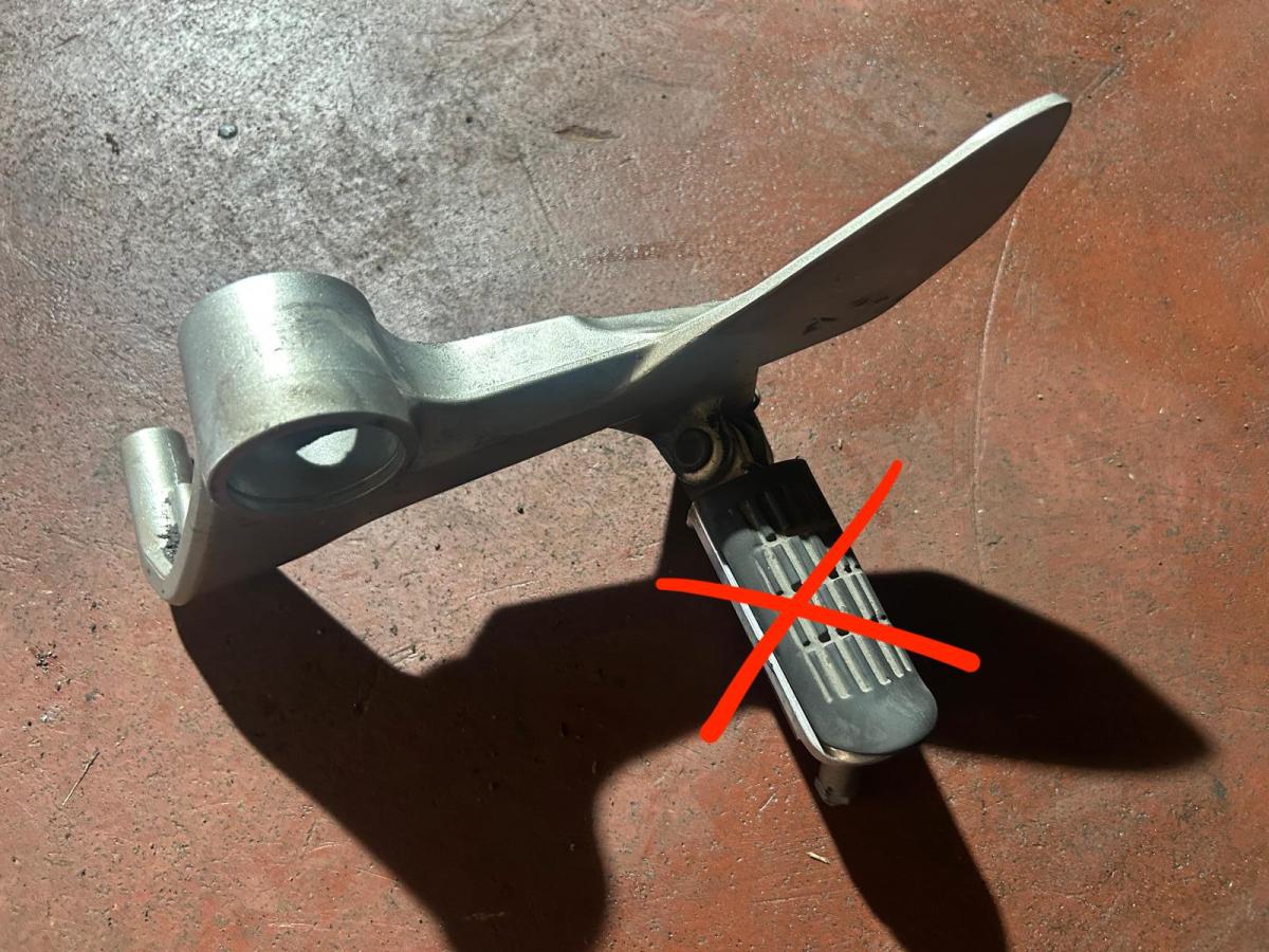 Soporte estribera VFR 800 1998-2002 izquierdo