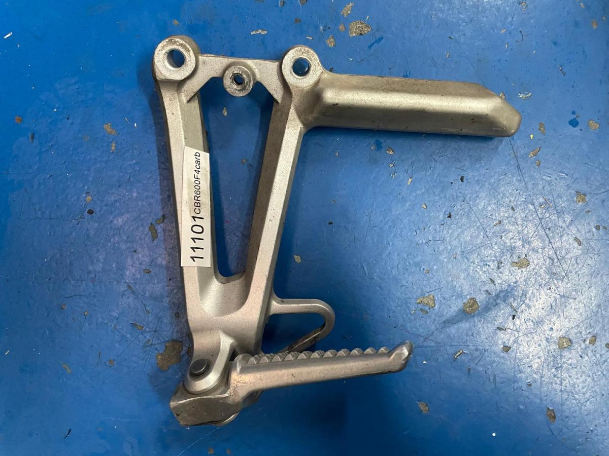 Soporte estribera trasera CBR 600 F4 izquierda