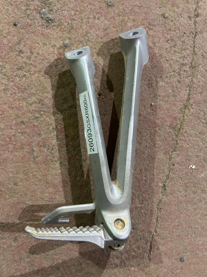 Soporte estribera trasera GSXR 600 750 K6 K7