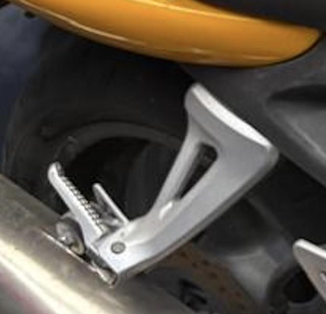 Soporte estribera trasero SV 650 1999-20002 derecho
