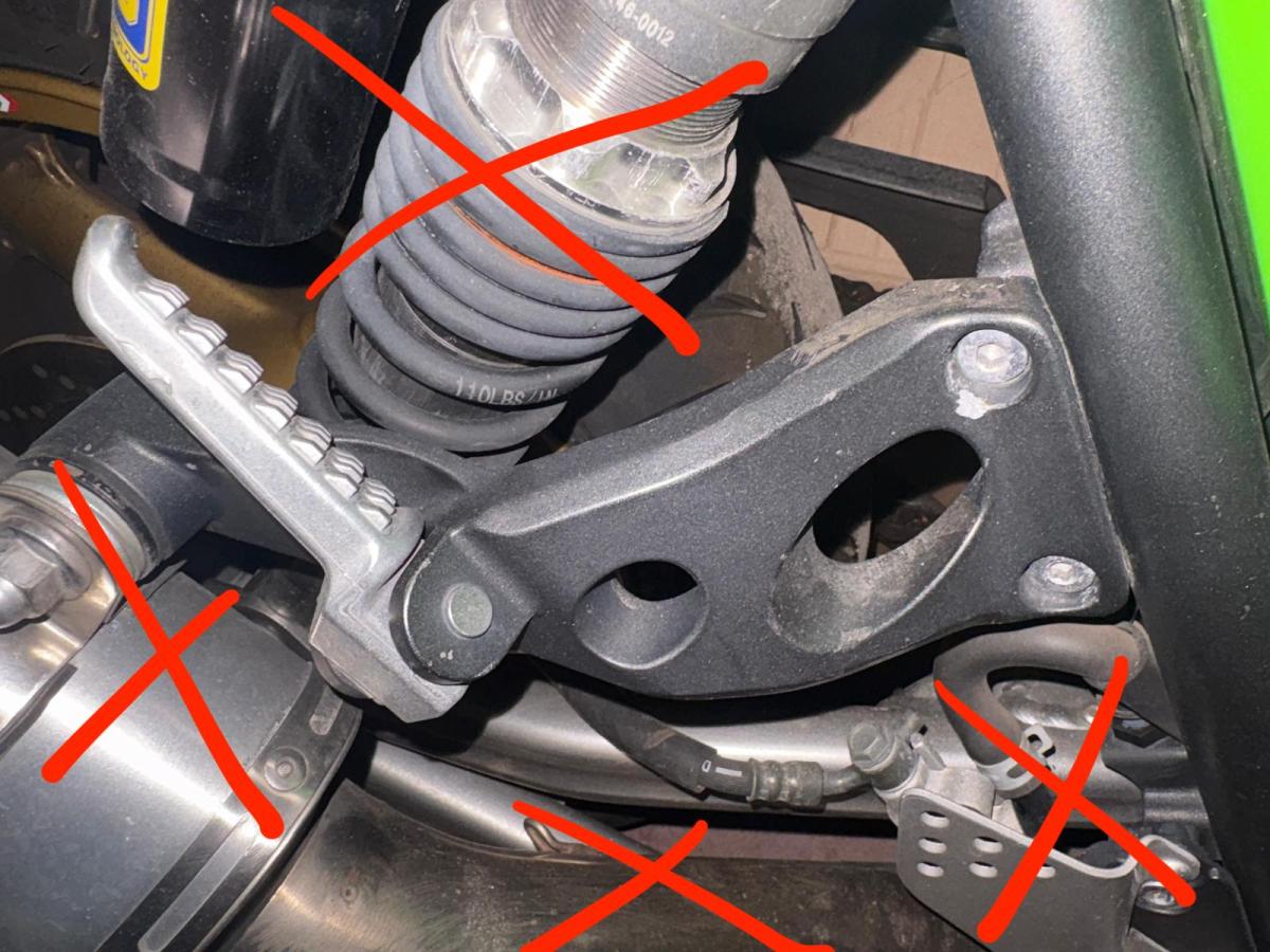 Soporte + reposapie ZRX 1200 trasero derecho Kawasaki