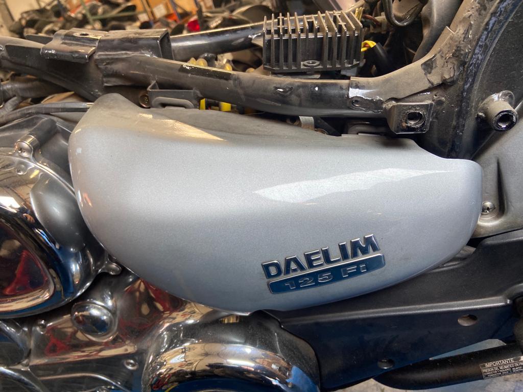 Tapa lateral izquierda Daelim Daystar 125 MotoRecuperados